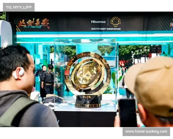 世俱杯奖杯首次亮相中国 重达9.7公斤精美工艺吸引球迷关注 世俱杯奖杯首次亮相中国 重达9.7公斤精美工艺吸引球迷关注